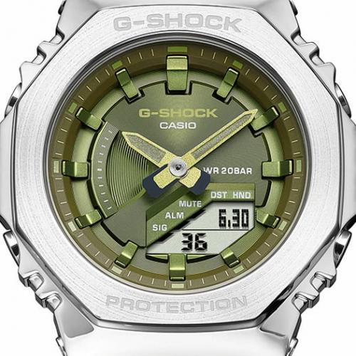 Окошко LCD дисплея восьмиугольных часов G-SHOCK GM-S2100-3AER CasiOak выполнено в необычной форме параллелограмма.