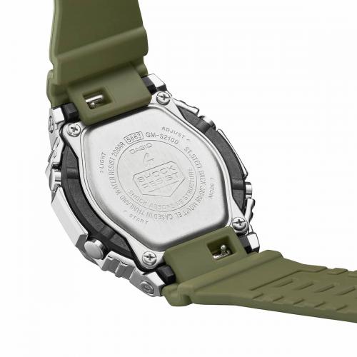 Съемный полимерный ремешок часов G-SHOCK GM-S2100-3AER зеленого цвета легко заменяется с помощью рычагов на штифтах.
