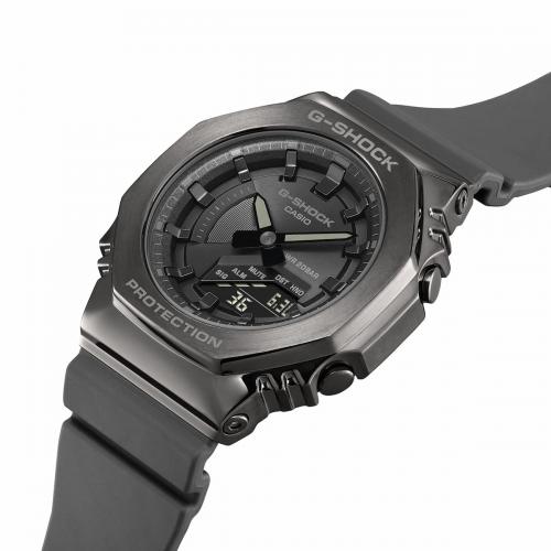 Стальной корпус восьмиугольных женских часов G-SHOCK GM-S2100B-8AER mini CasiOak с матово-серой обработкой.