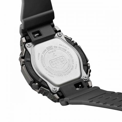 Съемный полимерный ремешок часов G-SHOCK GM-S2100B-8AER серого цвета легко заменяется штифтовыми рычажками.