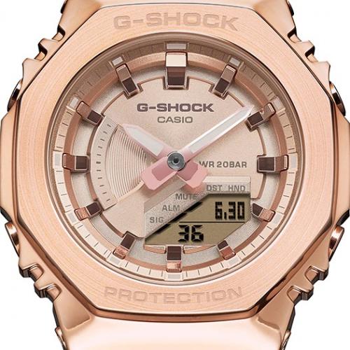 3D циферблат розовых женских часов GM-S2100PG-1A4ER CasiOak IP Rose Gold украшен блестящими зеркальными индексами.