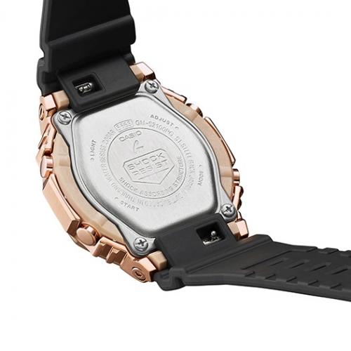 Съемный черный полимерный ремешок часов G-SHOCK GM-S2100PG-1A4ER легко заменяется штифтовыми рычажками.