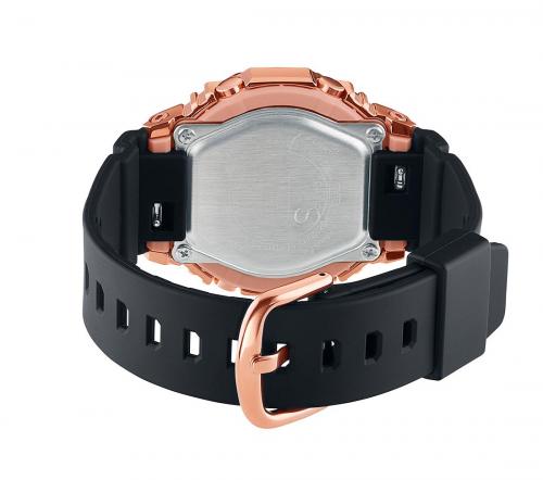 Задняя крышка женских часов GM-S2100PG-1A4ER Rose Gold крепится к корпусу 4-мя винтами, обеспечивая водозащиту 20 Атм.