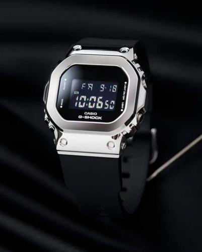 Зеркальная полировка стальной накладки на корпусе женских часов G-SHOCK GM-S5600-1ER подчеркивает текстуру металла.