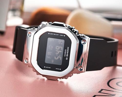 Размер корпуса женских часов G-SHOCK GM-S5600-1ER со стальной накладкой идеально подходит для маленького запястья.