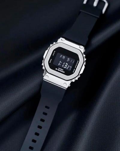 Мягкий полиуретановый ремешок черного цвета женских часов G-SHOCK GM-S5600-1ER имеет механизм быстрой замены ремня.