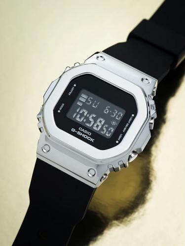 Женский G-SHOCK GM-S5600-1ER получил кованую накладку из нержавеющей стали на прямоугольный полиуретановый корпус.