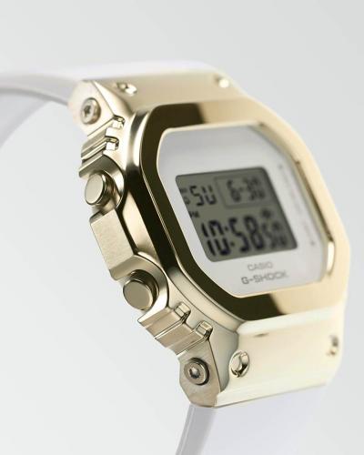 Зеркальная полировка стальной накладки Gold на корпусе женских часов G-SHOCK GM-S5600G-7ER подчеркивает текстуру металла.