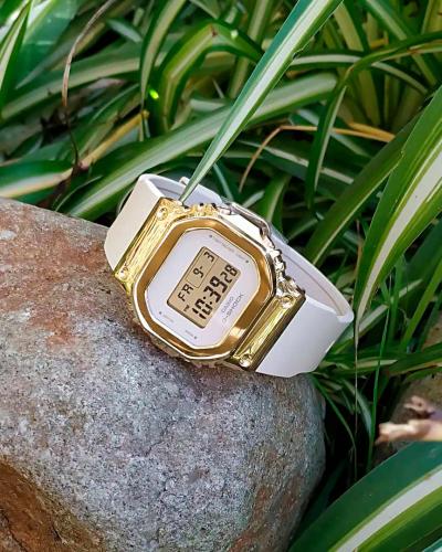 Мягкий полиуретановый ремешок белого цвета женских часов G-SHOCK GM-S5600G-7ER имеет механизм быстрой замены ремня.