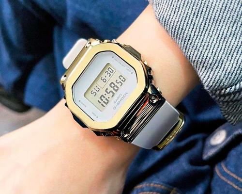 Размер корпуса женских часов G-SHOCK GM-S5600G-7ER со стальной накладкой Gold идеально подходит для маленького запястья.