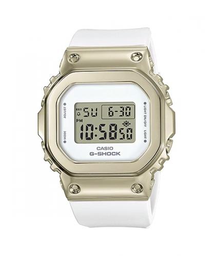 Женские прямоугольные противоударные часы CASIO G-SHOCK GM-S5600G-7ER Gold со стальной накладкой, белый ремень, wr200m.