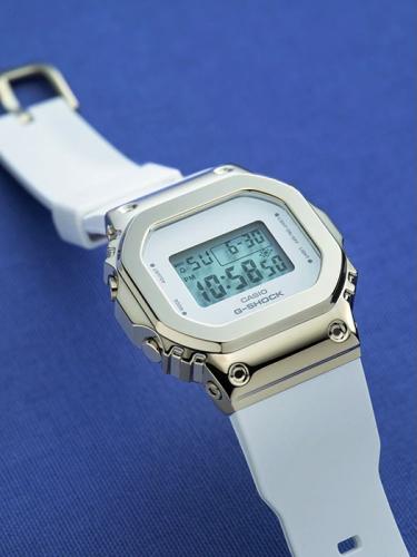 Женский G-SHOCK GM-S5600G-7ER получил стальную кованую накладку Gold на прямоугольный полиуретановый корпус.
