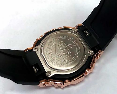 Мягкий полиуретановый ремешок черного цвета женских часов G-SHOCK GM-S5600PG-1ER имеет механизм быстрой замены ремня.