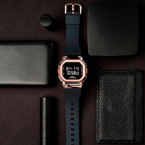 Позолоченный женский G-SHOCK GM-S5600PG-1ER отвлекает от внешних забот, отвлекает меня от всего, заполняя существо.