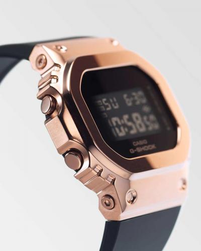 Зеркальная полировка стальной накладки Rose Gold на корпусе женских часов GM-S5600PG-1ER подчеркивает текстуру металла.