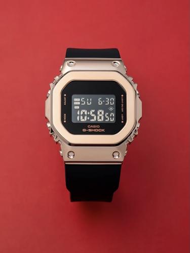 Женский G-SHOCK GM-S5600PG-1ER получил стальную кованую накладку Rose Gold на прямоугольный полиуретановый корпус.