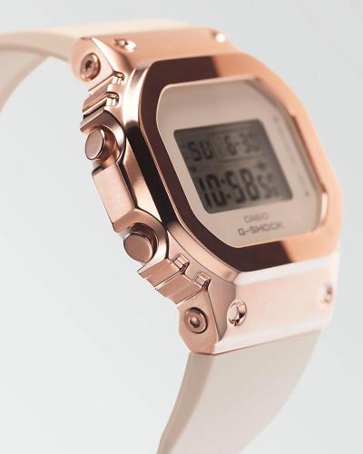 Женский G-SHOCK GM-S5600PG-4ER получил стальную кованую накладку Rose Gold на прямоугольный полиуретановый корпус.