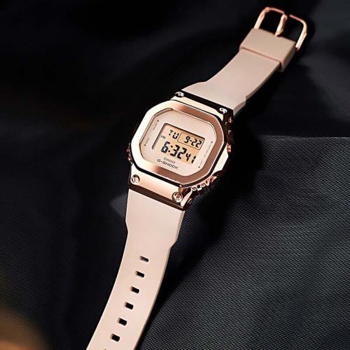 Мягкий полиуретановый ремешок розового цвета женских часов G-SHOCK GM-S5600PG-4ER имеет механизм быстрой замены ремня.