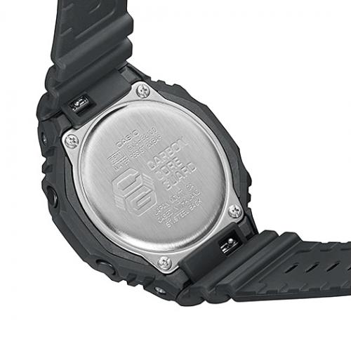 Черный полимерный ремешок часов G-SHOCK GMA-S2100-1AER легко заменяется благодаря ползунковому рычагу.
