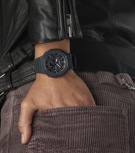 Самый тонкий G-SHOCK GMA-S2100-1AER mini «CasiOak» с корпусом из карбона идеально облегает женское запястье.