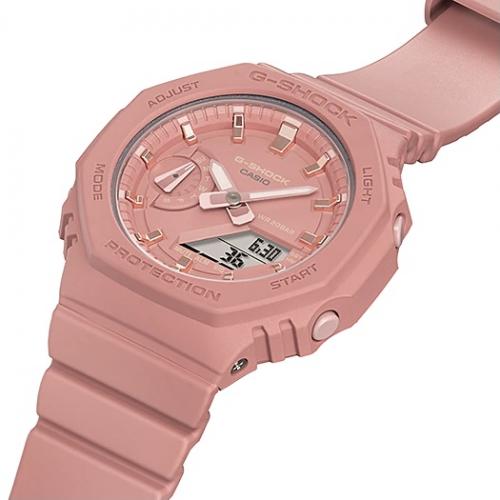 Женские часы G-SHOCK GMA-S2100-4A2ER воспроизводят полюбившийся многим ретро-образ благодаря восьмиугольному лимбу.
