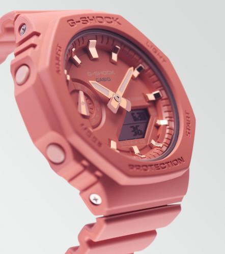 Женский G-SHOCK GMA-S2100-4A2ER является уменьшенной версией мужского G-SHOCK GA-2100 в более тонком корпусе - 11,2 мм.
