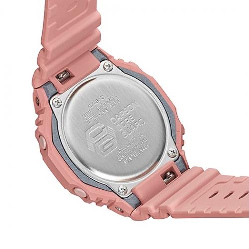 Розовый полимерный ремешок часов G-SHOCK GMA-S2100-4A2ER легко заменяется благодаря ползунковому рычагу.