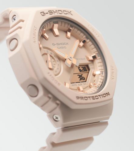 Женский G-SHOCK GMA-S2100-4AER является уменьшенной версией мужского G-SHOCK GA-2100 в более тонком корпусе - 11,2 мм.