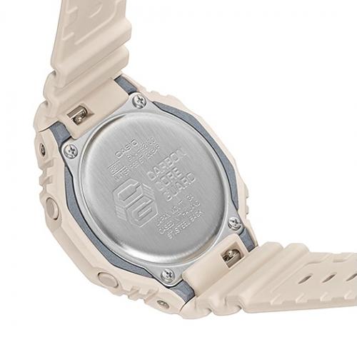 Розовый полимерный ремешок часов G-SHOCK GMA-S2100-4AER легко заменяется благодаря ползунковому рычагу.
