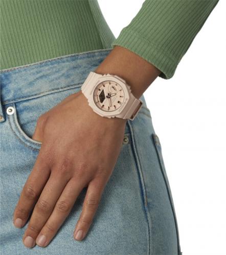 Самый тонкий G-SHOCK GMA-S2100-4AER mini «CasiOak» с корпусом из карбона идеально облегает женское запястье.