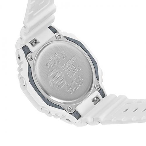 Белый полимерный ремешок часов G-SHOCK GMA-S2100-7AER легко заменяется благодаря ползунковому рычагу.