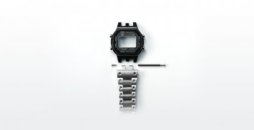 Стальной браслет жестко крепится к корпусу часов CASIO G-SHOCK GMW-B5000D-1ER обеспечивая прочность и надежность.