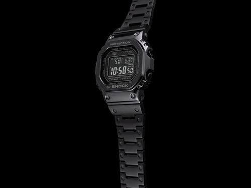Черный браслет жестко крепится к корпусу часов CASIO G-SHOCK GMW-B5000GD-1ER обеспечивая прочность и надежность.
