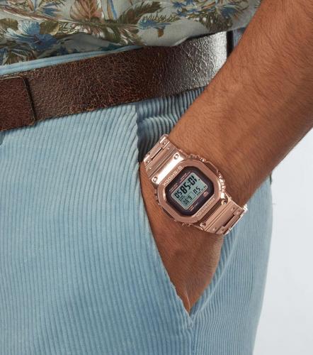 Позолоченные rose gold стальные часы CASIO G-SHOCK GMW-B5000GD-4ER - эксклюзивный аксессуар для настоящего мужчины.