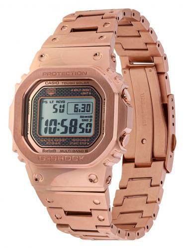 Прямоугольный корпус и браслет часов CASIO G-SHOCK GMW-B5000GD-4ER выполнены из нержавеющей стали.