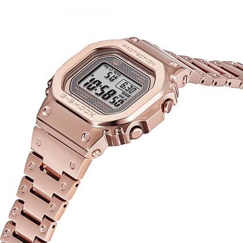 Позолоченный браслет жестко крепится к корпусу часов G-SHOCK GMW-B5000GD-4ER обеспечивая прочность и надежность.