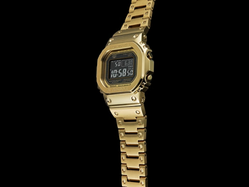 Позолоченный браслет жестко крепится к корпусу часов G-SHOCK GMW-B5000GD-9ER обеспечивая прочность и надежность.