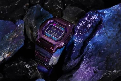 Конструкция корпуса фиолетовых часов G-SHOCK GMW-B5000PB-6ER защищает внутренний модуль от ударов и вибраций.