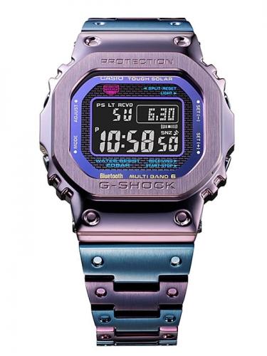 Поверхность стальных часов GMW-B5000PB-6ER Purple&Blue получила комбинацию зеркальной полировки и текстуры «волоса».