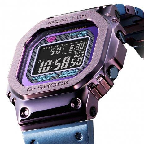 Акценты синего и оранжевого цвета на циферблате часов G-SHOCK GMW-B5000PB-6ER символизируют огни городских зданий.