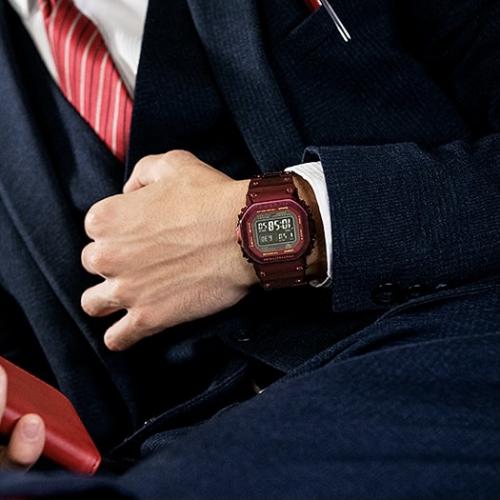Стальные часы CASIO G-SHOCK GMW-B5000RD-4ER красного цвета - эксклюзивный аксессуар для настоящего мужчины.