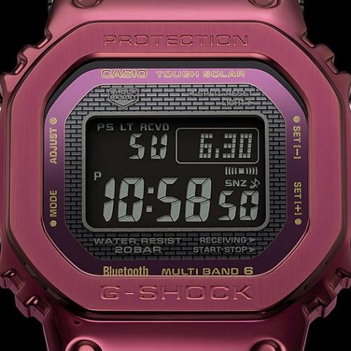 Лимитированные красные часы CASIO G-SHOCK GMW-B5000RD-4ER с инверсной индикацией выглядят гармонично и стильно.