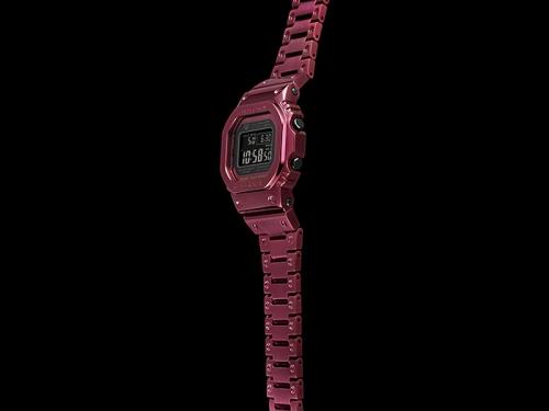 Красный браслет жестко крепится к корпусу часов G-SHOCK GMW-B5000RD-4ER обеспечивая прочность и надежность.
