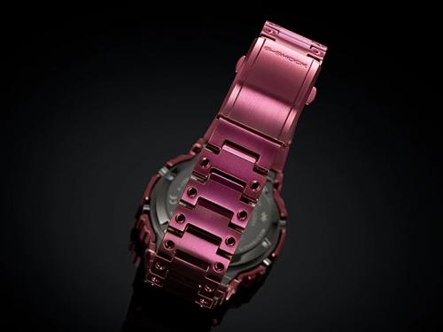 На завинчивающуюся заднюю крышку часов G-SHOCK GMW-B5000RD-4ER нанесено алмазоподобное углеродное DLC покрытие.