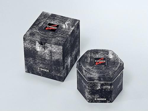 Лимитированные красные часы CASIO G-SHOCK GMW-B5000RD-4ER комплектуются эксклюзивной черно-серой коробкой.