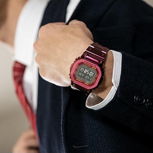 Красные лимитированные часы G-SHOCK GMW-B5000RD-4ER созданы для мужчин, которым чужды консервативные правила.