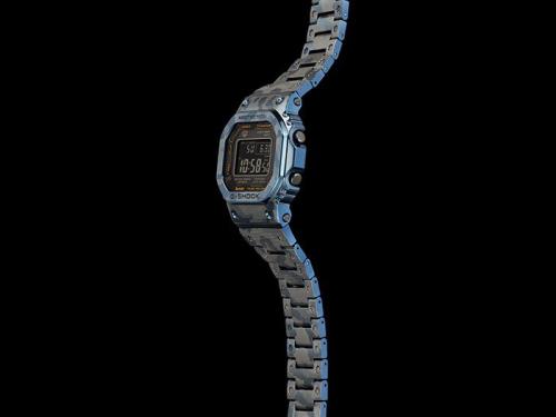 Титановый браслет жестко крепится к корпусу часов CASIO G-SHOCK GMW-B5000TCF-2ER обеспечивая прочность и надежность.