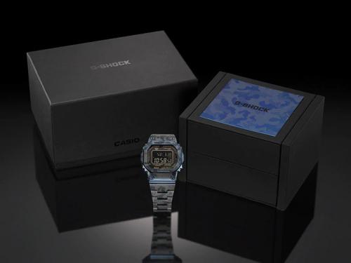 Лимитированные титановые часы с DLC-покрытием CASIO G-SHOCK GMW-B5000TCF-2ER поставляются в эксклюзивной упаковке.