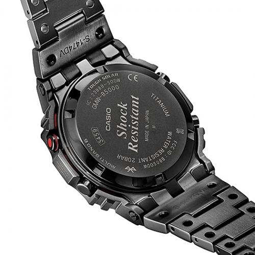 На завинчивающуюся заднюю крышку часов G-SHOCK GMW-B5000TVA-1ER нанесено алмазоподобное углеродное DLC покрытие.