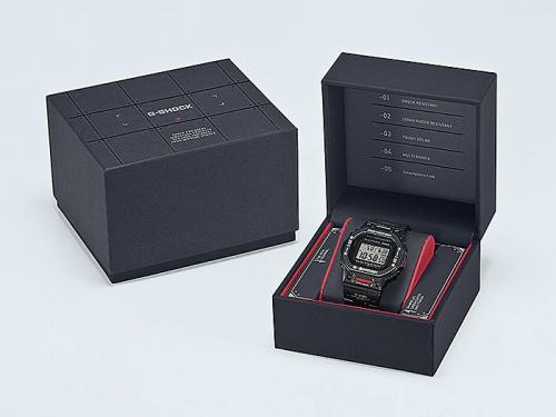 Лимитированные титановые часы с DLC-покрытием CASIO G-SHOCK GMW-B5000TVA-1ER поставляются в эксклюзивной упаковке.